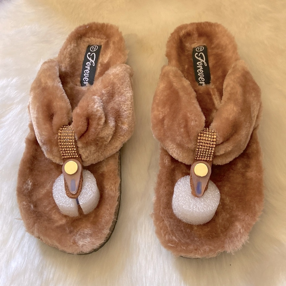 🆕 Tan rhinestone faux fur benefit T-strap slipper in size 7.5